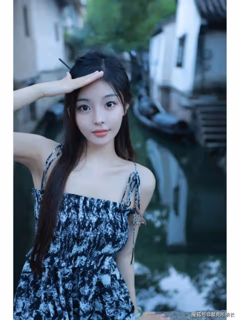 178cm 36D歲極品尤物穿搭:碎花弔帶連衣裙 盡顯完美身材