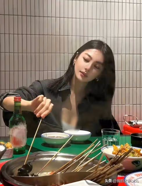 張雨綺大方展示微胖身材,腰間一圈贅肉,一頓飯10個菜吃胖太多