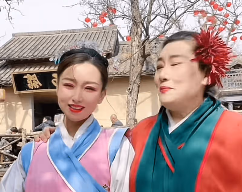 「開封王婆」詳細身份曝光!知名相聲大師兒媳,郭德綱都得叫師嬸
