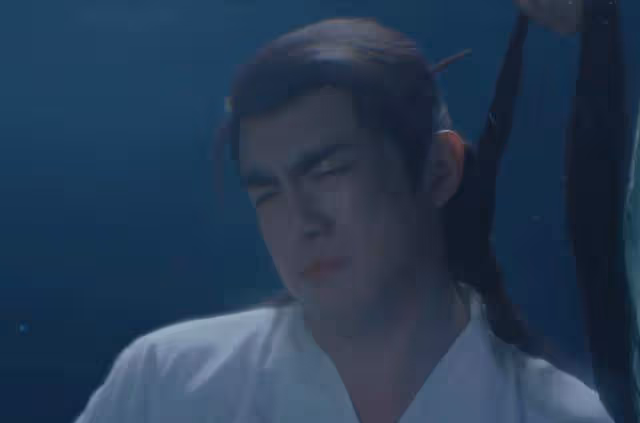 《與鳳行》薅發救人!沈璃的粗暴,辜負了行雲嘴角的那抹笑