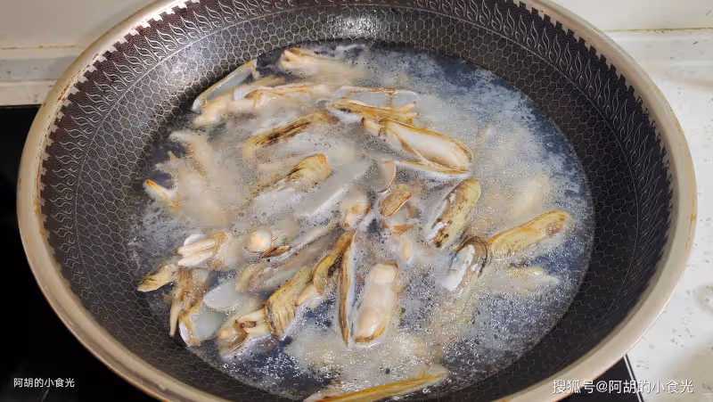 這菜5元一斤,卻是絕佳補腦菜!三樣食材燜一鍋,嘗鮮好營養,吃的就是這口鮮