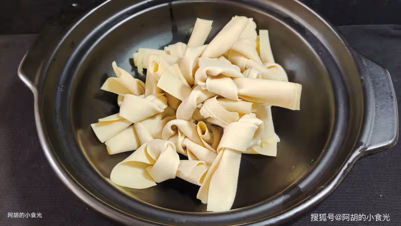 這菜5元一斤,卻是絕佳補腦菜!三樣食材燜一鍋,嘗鮮好營養,吃的就是這口鮮