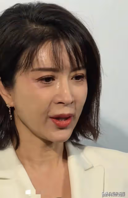 48歲金巧巧北京出席公益活動,生圖流出法令紋深,網友:看著像58