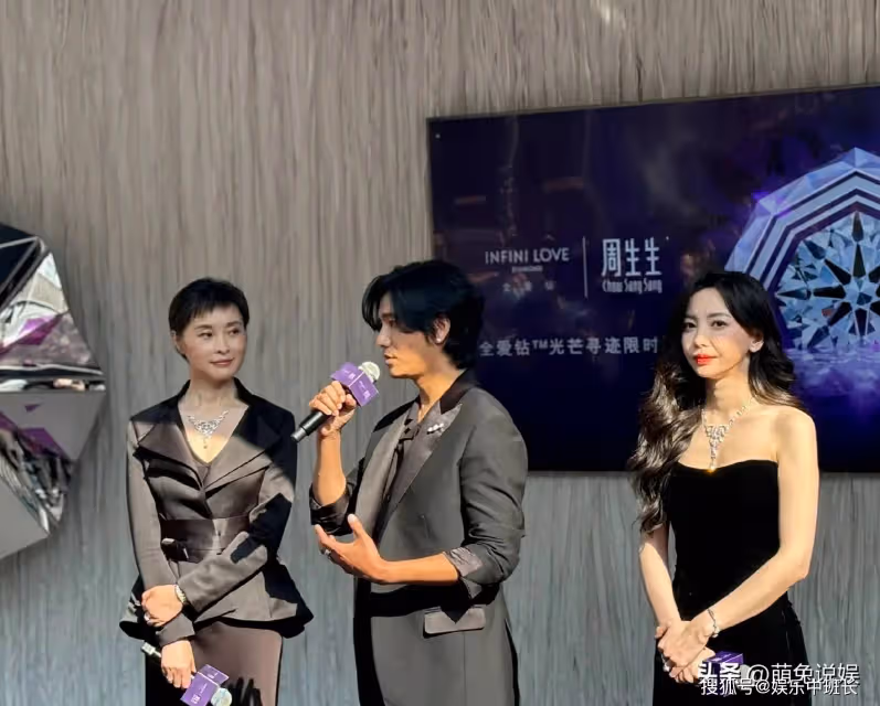 52歲吳越成都參加活動,狀態好年輕,與35歲於文文同框似同齡人