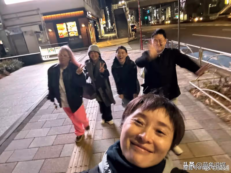 52歲吳越成都參加活動,狀態好年輕,與35歲於文文同框似同齡人