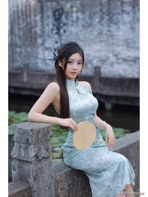 178cm 36D極品尤物穿搭:魅力淺綠色旗袍 造型驚艷眾人