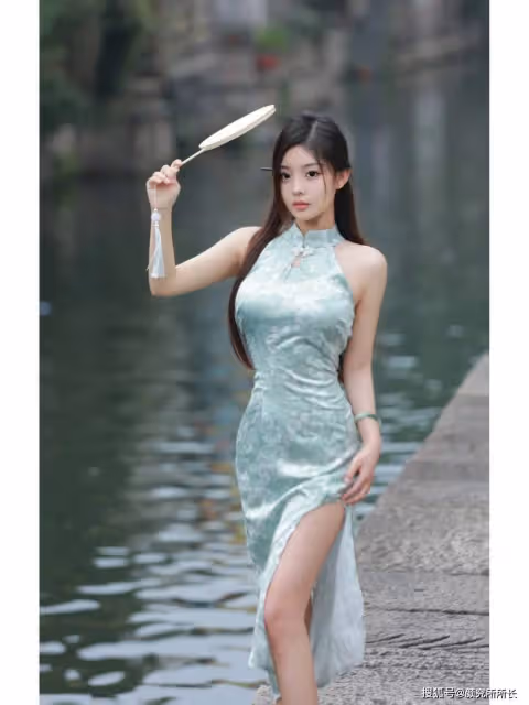 178cm 36D極品尤物穿搭:魅力淺綠色旗袍 造型驚艷眾人