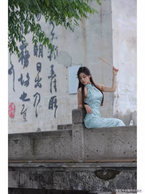 178cm 36D極品尤物穿搭:魅力淺綠色旗袍 造型驚艷眾人