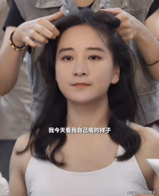 終於看到賈玲的真實模樣,臉上太瘦掛不住肉,滿臉褶子還顯老
