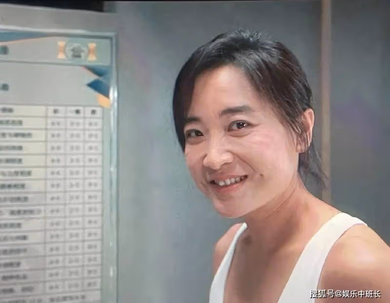 終於看到賈玲的真實模樣,臉上太瘦掛不住肉,滿臉褶子還顯老