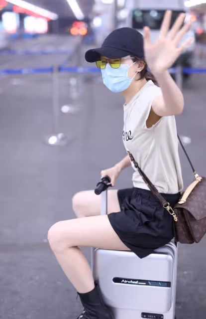 焦俊艷穿格紋褲太少女,「奶油肌」白到反光,還以為是未成年