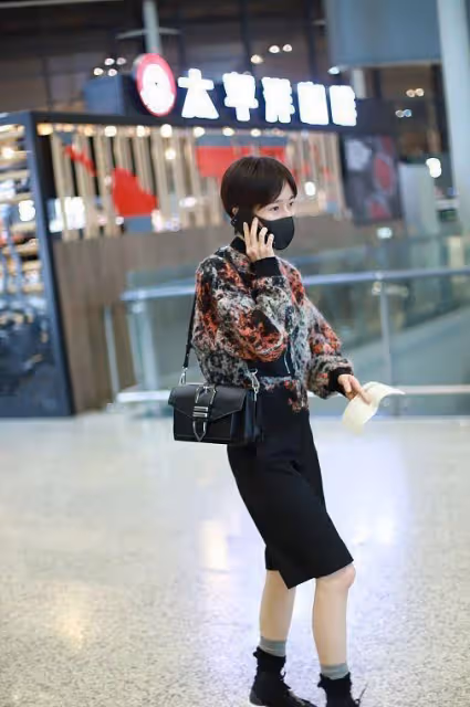 焦俊艷穿格紋褲太少女,「奶油肌」白到反光,還以為是未成年