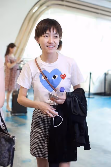 焦俊艷穿格紋褲太少女,「奶油肌」白到反光,還以為是未成年