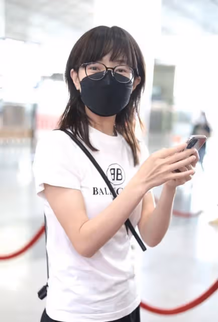 焦俊艷穿格紋褲太少女,「奶油肌」白到反光,還以為是未成年