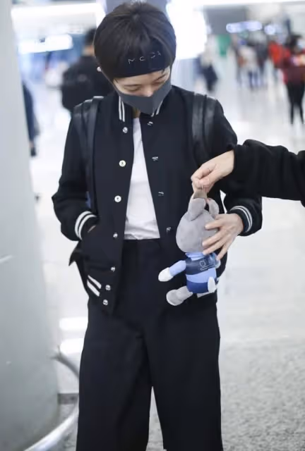 焦俊艷穿格紋褲太少女,「奶油肌」白到反光,還以為是未成年