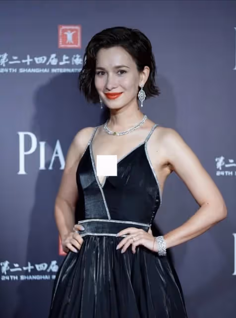 盧靖姍的氣質不一般,一身珠寶太貴氣,領口那麼大清涼又「危險」