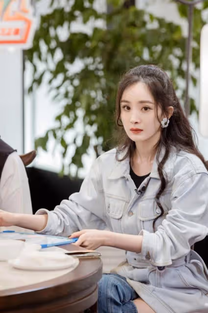 「少女感」給楊冪太多自信,緊身牛仔裙都敢穿,但過膝長靴最搶鏡