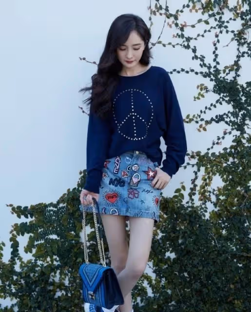 「少女感」給楊冪太多自信,緊身牛仔裙都敢穿,但過膝長靴最搶鏡