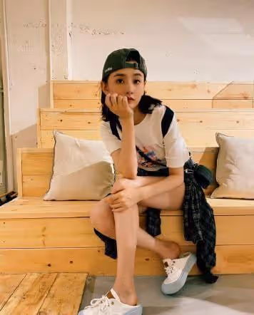 宋祖兒就算穿T恤都有大片感,清爽短髮盡顯少女感,身材好真任性