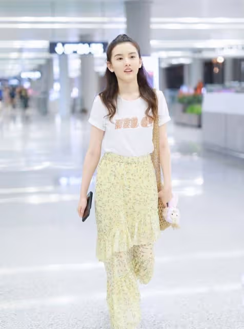 宋祖兒就算穿T恤都有大片感,清爽短髮盡顯少女感,身材好真任性