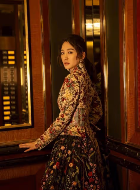 平時不愛打扮的李小冉,穿禮裙太驚艷,這麼花的衣服都能HOLD的住