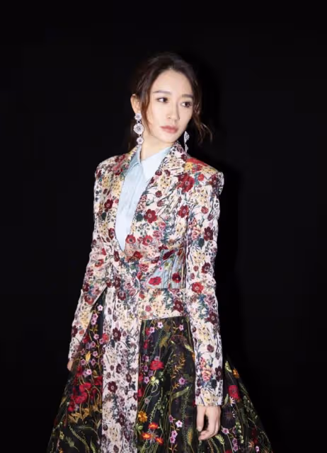 平時不愛打扮的李小冉,穿禮裙太驚艷,這麼花的衣服都能HOLD的住