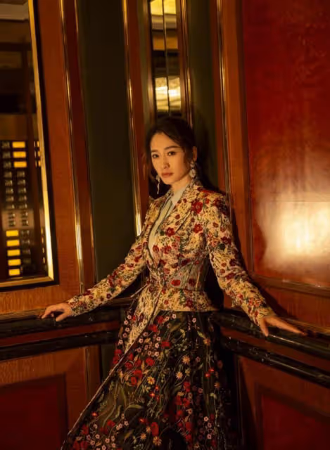 平時不愛打扮的李小冉,穿禮裙太驚艷,這麼花的衣服都能HOLD的住