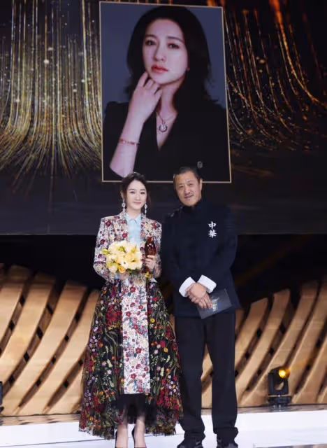 平時不愛打扮的李小冉,穿禮裙太驚艷,這麼花的衣服都能HOLD的住