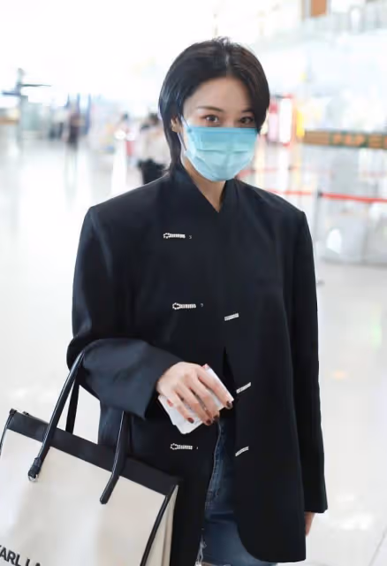 張馨予偏愛「中國風」,小立領外套個性時髦,盤扣設計真別致