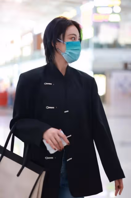 張馨予偏愛「中國風」,小立領外套個性時髦,盤扣設計真別致