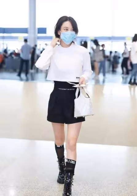 張馨予偏愛「中國風」,小立領外套個性時髦,盤扣設計真別致