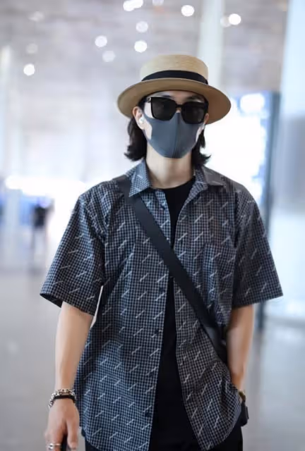戚薇的快樂大家無法想像,李承鉉黑色T恤配寬鬆衛褲,休閒百搭