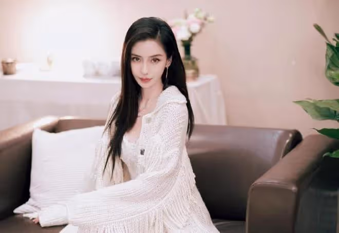楊穎穿針織衫都有「貴婦范」,靠在沙發上太撩人,真的美成仙女了