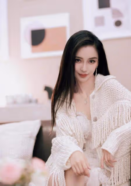 楊穎穿針織衫都有「貴婦范」,靠在沙發上太撩人,真的美成仙女了