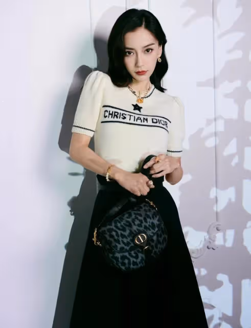 楊穎穿針織衫都有「貴婦范」,靠在沙發上太撩人,真的美成仙女了
