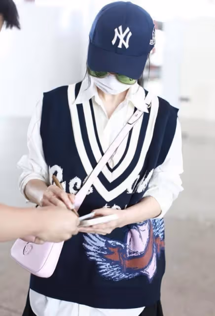 范冰冰貼心為粉絲簽名,穿學院風大秀少女心,就是穿得不太協調