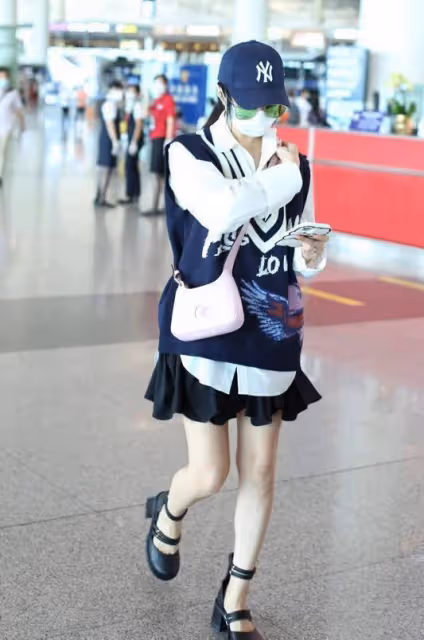 范冰冰貼心為粉絲簽名,穿學院風大秀少女心,就是穿得不太協調