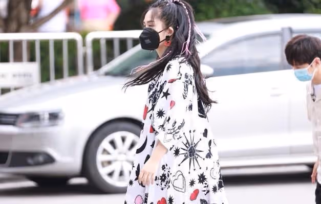 謝娜復出狀態真不賴,粉色麻花辮太可愛,泡泡袖印花裙真顯瘦