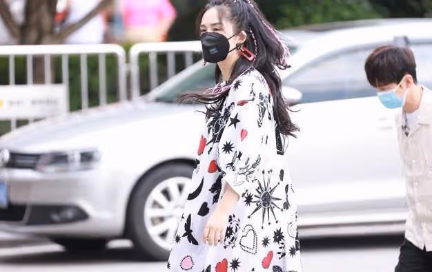 謝娜復出狀態真不賴,粉色麻花辮太可愛,泡泡袖印花裙真顯瘦