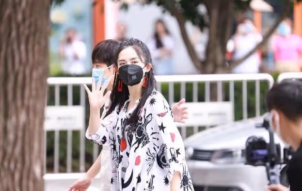 謝娜復出狀態真不賴,粉色麻花辮太可愛,泡泡袖印花裙真顯瘦