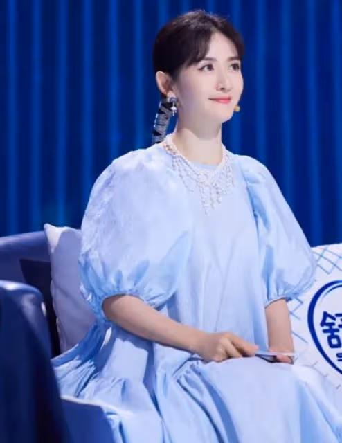 謝娜復出狀態真不賴,粉色麻花辮太可愛,泡泡袖印花裙真顯瘦