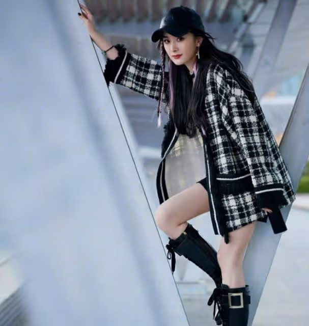 楊冪是要走「叛逆路線」?綠色挑染個性又前衛,玩下衣失蹤秀美腿