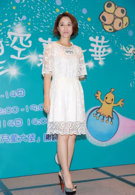 關詠荷「素顏」看著更像小姑娘,和張家輝牽手看著好甜蜜,真幸福