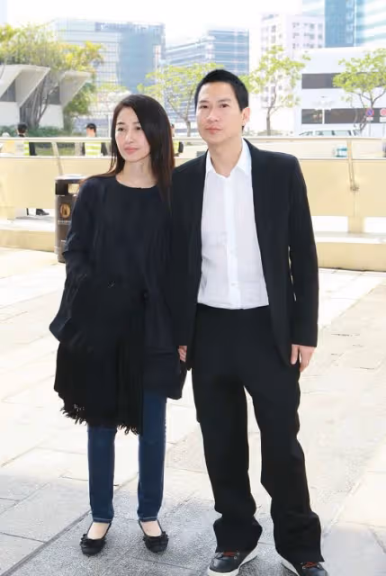 關詠荷「素顏」看著更像小姑娘,和張家輝牽手看著好甜蜜,真幸福