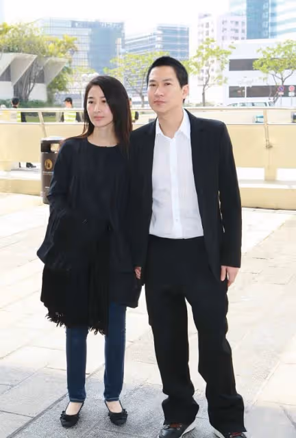 關詠荷「素顏」看著更像小姑娘,和張家輝牽手看著好甜蜜,真幸福