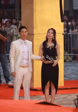關詠荷「素顏」看著更像小姑娘,和張家輝牽手看著好甜蜜,真幸福