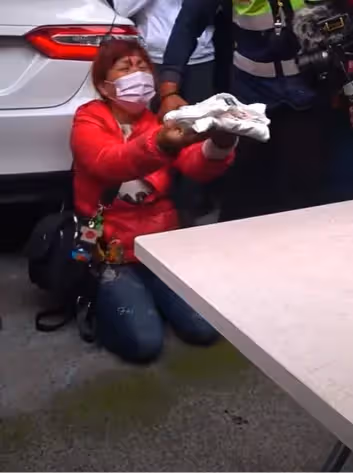 救救我女兒！婦激動「跪地7磕頭」白沙屯媽祖　頭濺血哭喊：拜託了