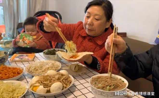 在兒子家晚飯多吃個饅頭,兒媳就沖我擺臉色,我要回退休金回老家