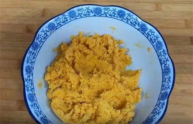 玉米面這樣做太好吃了，鬆軟香甜，孩子一頓吃5個，比蛋糕都好吃