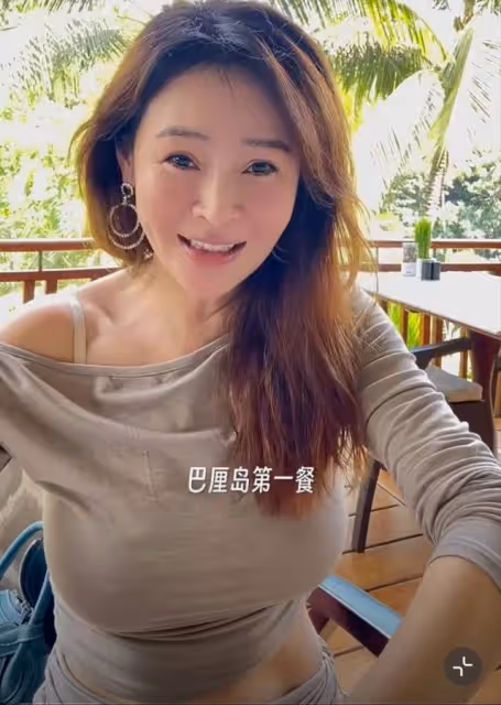 於明加一家四口巴厘島度假，倆千金美貌出眾，富豪丈夫出鏡被打碼